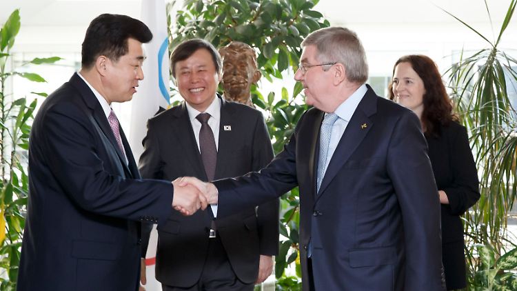 Thomas Bach (r.) trifft Nordkoreas Sportminister Kim Il-guk (l.) im Februar 2019. 