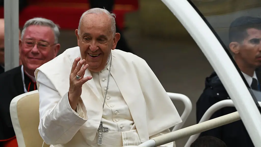 Bei-regnerischem-Wetter-hatten-in-Luxemburg-viele-auf-den-Papst-gewartet