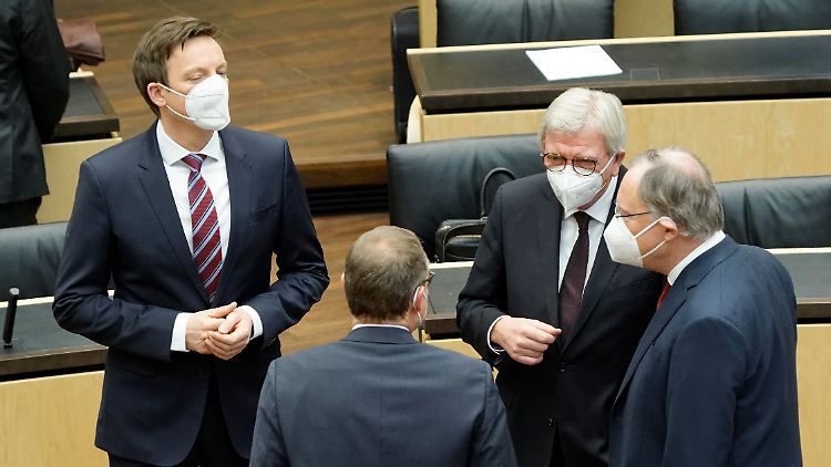 Drei von sechs CDU-Ministerpräsidenten im Gespräch mit Berlins früherem Bürgermeister Müller: Tobias Hans, Volker Bouffier und Reiner Haseloff.