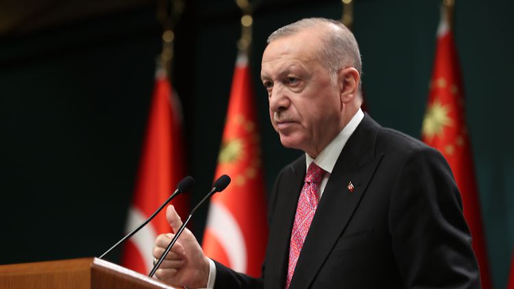 Erdogan fürchtet, dass hohe Zinsen das Wirtschaftswachstum bremsen - wodurch die ohnehin schon hohe Arbeitslosigkeit weiter steigen könnte.