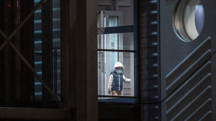 Ein kleiner Junge betritt aus einer Chartermaschine heraus den Bereich der Bundespolizei am Flughafen Frankfurt (Archivbild vom  7. Oktober 2021).