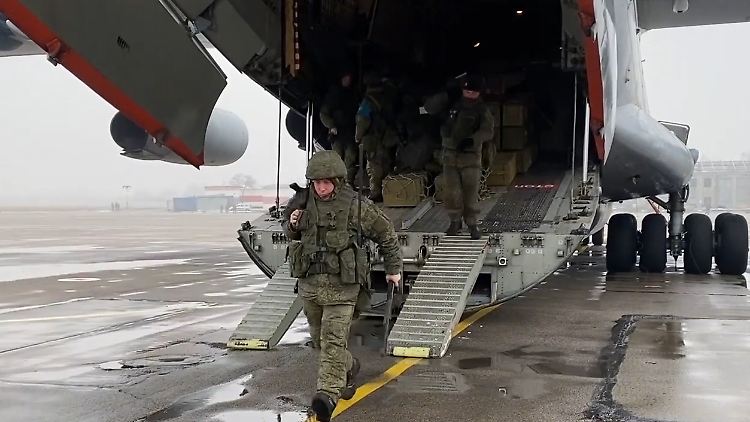 Russische Soldaten landen in Kasachstan, um der lokalen Polizei bei der Niederschlagung der Proteste zu helfen.
