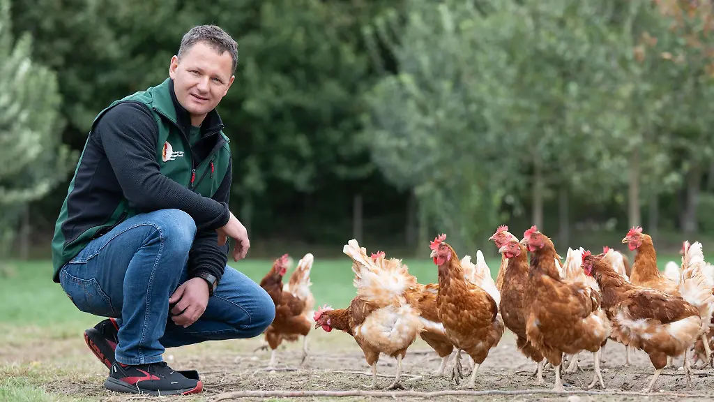 Tierwirt-Christian-Weber-von-der-Biohof-Weber-GmbH-in-Schoenberg