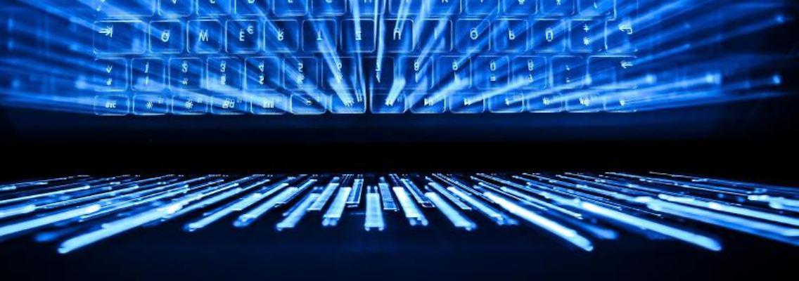 Die beleuchtete Tastatur eines Laptops spiegelt sich im Bildschirm. Foto: Silas Stein/dpa/Illustration