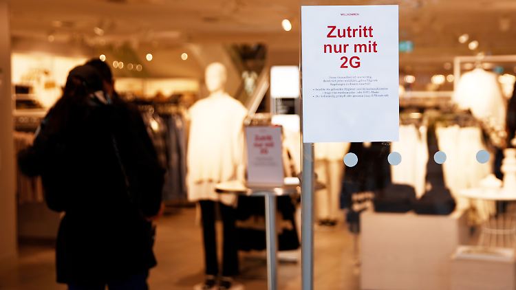 Nach der 15. bayerischen Infektionsschutzmaßnahmenverordnung darf der Zugang zum Einzelhandel nur Genesenen und Geimpften gewährt werden.