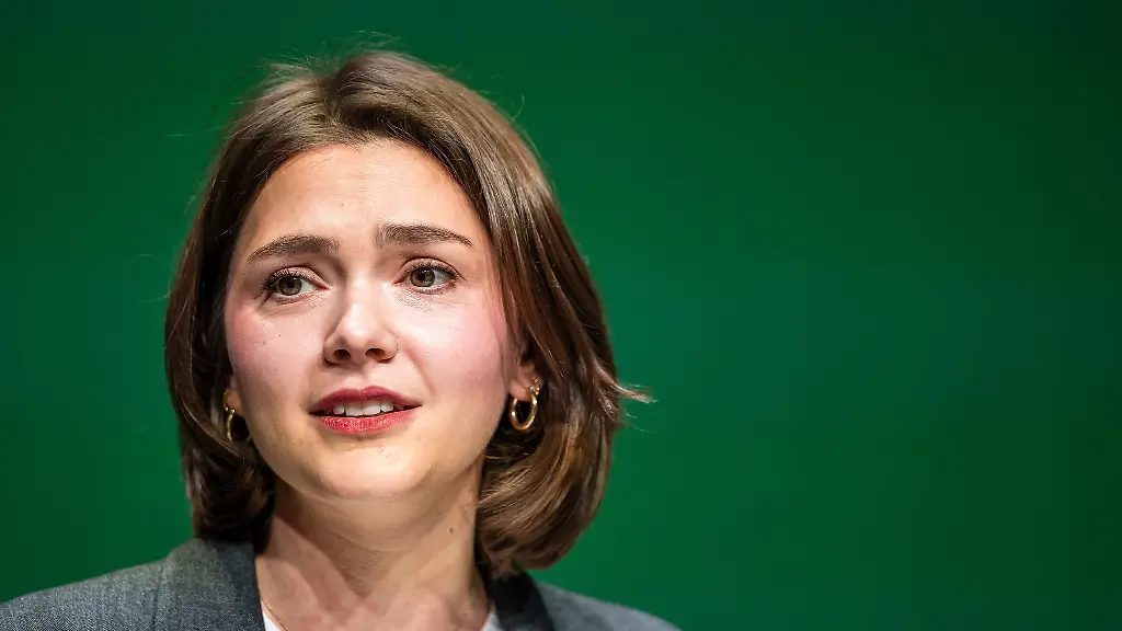 Brandenburgs-Gruenen-Vorsitzende-Hanna-Grosse-Holtrup-beschwoert-den-Zusammenhalt-ihrer-Partei