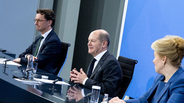Hendrik Wüst, Olaf Scholz und Franziska Giffey demonstrieren Geschlossenheit.
