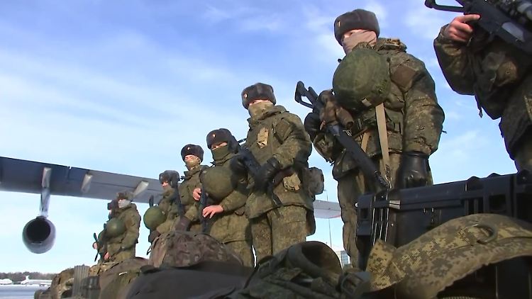 Russische Soldaten auf einem Flughafen bei Moskau vor dem Abflug nach Kasachstan (Bild des russischen Verteidigungsministeriums).