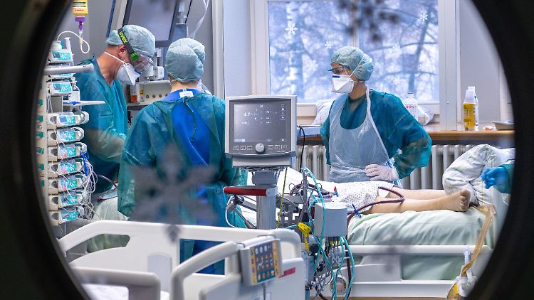 Die entschärften Quarantäneregelungen sollen Personalengpässe verhindern, könnten aber das Infektionsgeschehen anheizen, fürchten Experten. 
