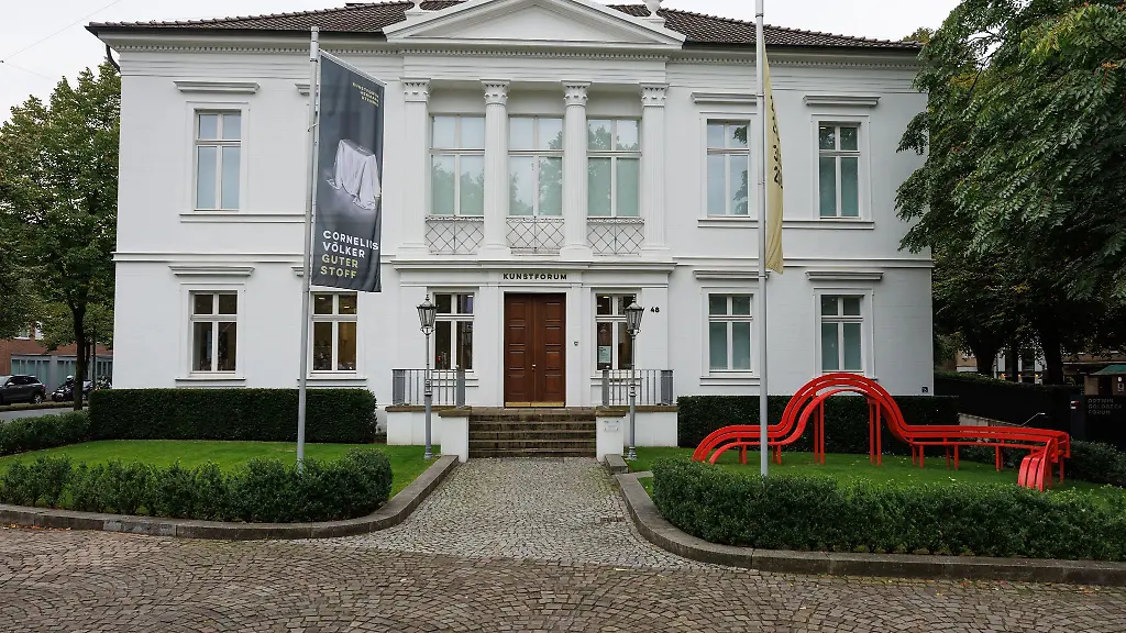 Blick-auf-das-Kunstforum-Hermann-Stenner-das-bis-Ende-Maerz-2025-unter-dem-Titel-Guter-Stoff-150-Werke-von-Cornelius-Voelker-praesentiert