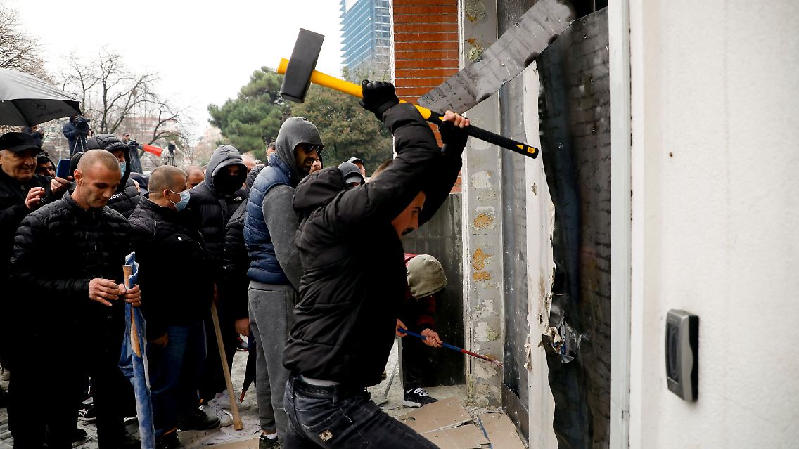 Demonstranten vor dem Gebäude der Oppositionspartei in Albanien.