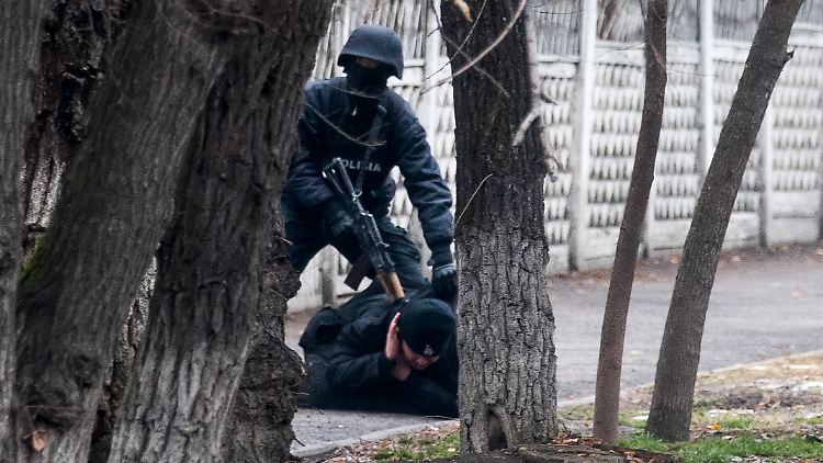 4400 Menschen sind von bewaffneten Polizeieinheiten festgenommen worden, berichtet das kasachische Staatsfernsehen.