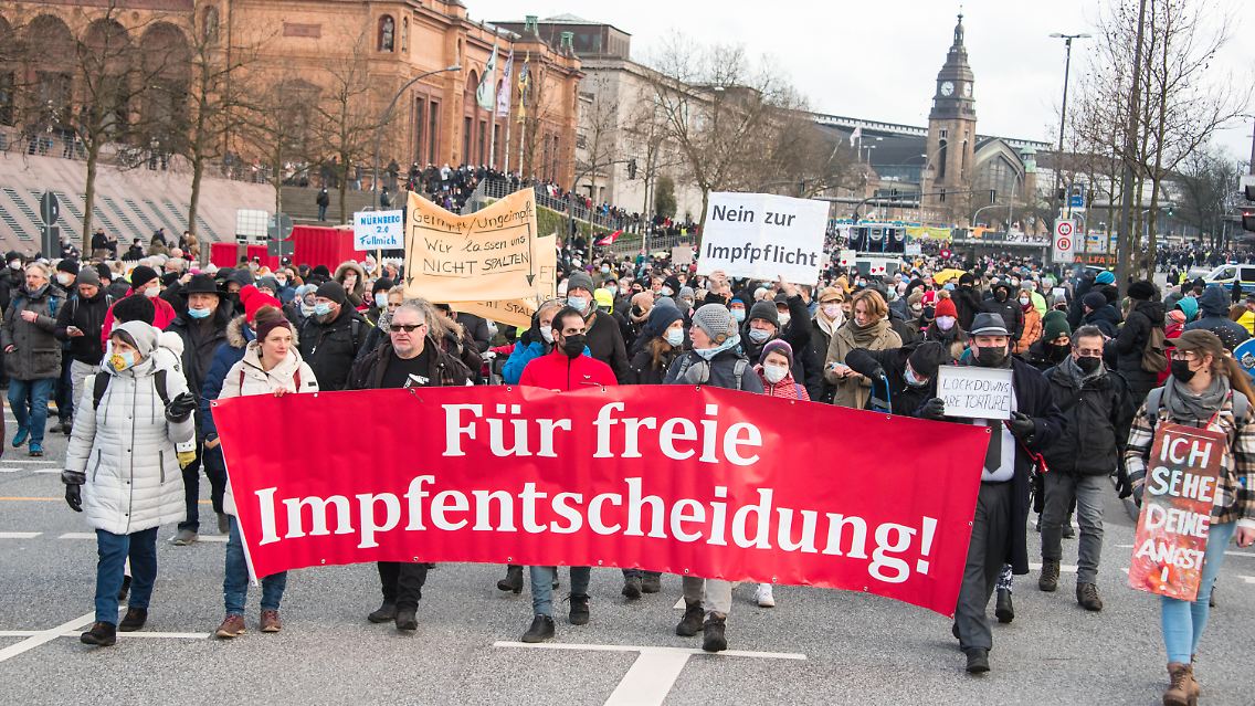 Die Polizei wies die Teilnehmer auf geltende Masken- und Abstandsregeln hin.