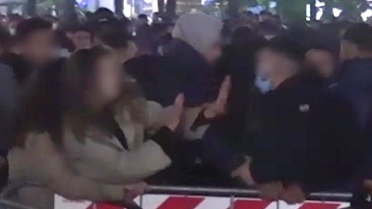 In den sozialen Medien kursieren mehrere Videos, die Übergriffe zeigen.