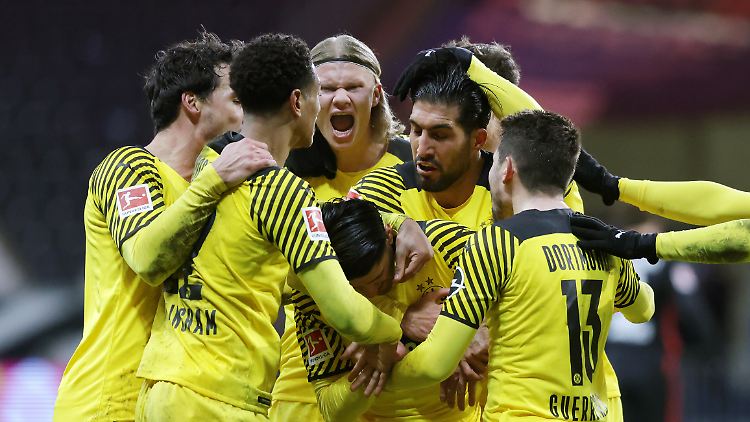 Spiel gedreht. Ab in die Jubeltraube. Mo Dahoud lässt sich feiern. 