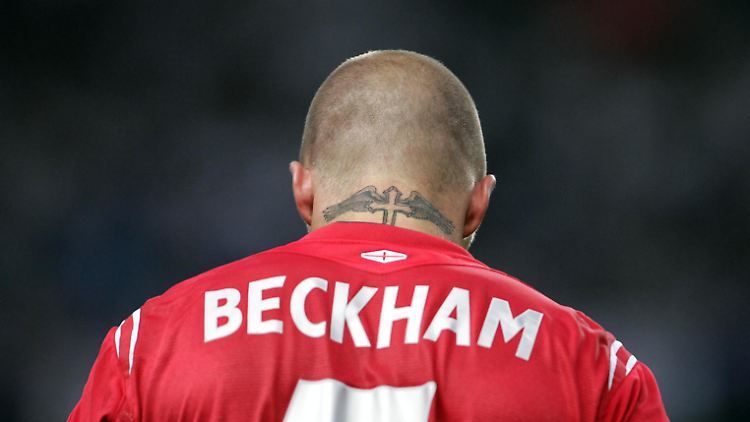 Auf David Beckhams Tattoo wurde die Öffentlichkeit bei einem Länderspiel Englands gegen Japan im Jahr 2004 aufmerksam.