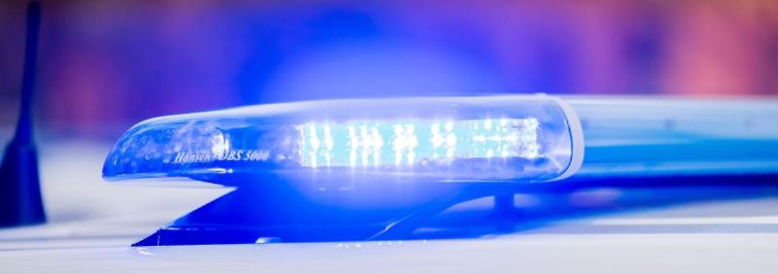 Das Blaulicht eines Polizeifahrzeuges leuchtet. Foto: Christoph Soeder/dpa/Symbolbild