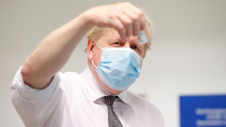 Einziger Ausweg Booster: Der britische Premier Johnson besucht ein Impfzentrum in Northhampton.