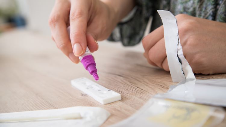 Verbraucherschützer fordern, die Wirksamkeit aller Schnell- und Selbsttests unabhängig bewerten zu lassen.
