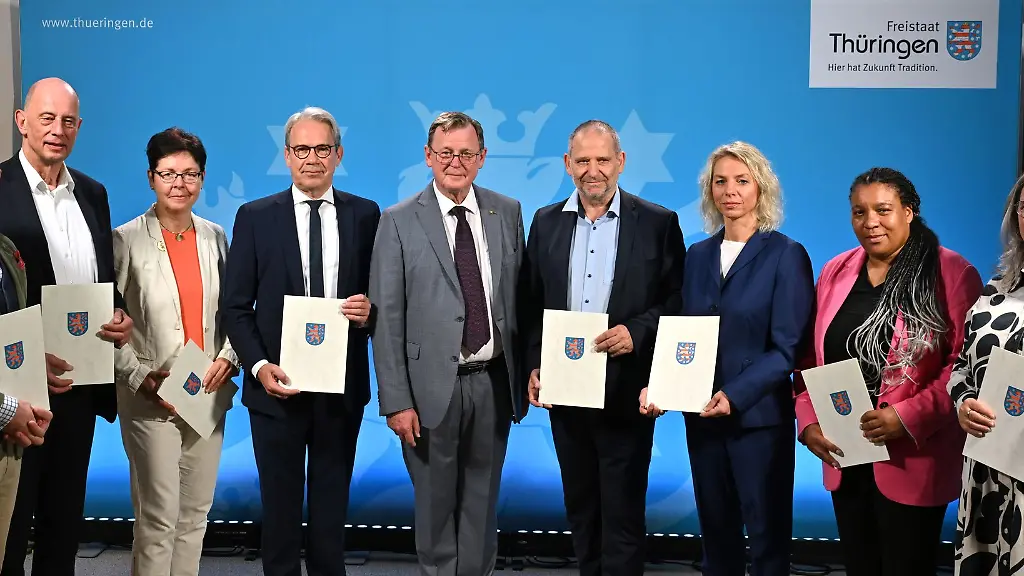 Rot-Rot-Gruenes-Kabinett-arbeitet-geschaeftsfuehrend-weiter