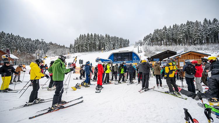 Beliebtes Skigebiet: Im Hochsauerland mussten sich Wintersportler auf Wartezeiten einstellen.