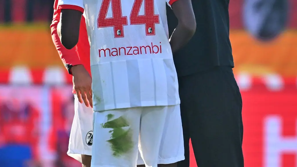 Beim-Sieg-in-Heidenheim-feierte-der-junge-Freiburger-Johan-Manzambi-l-sein-Bundesliga-Debuet