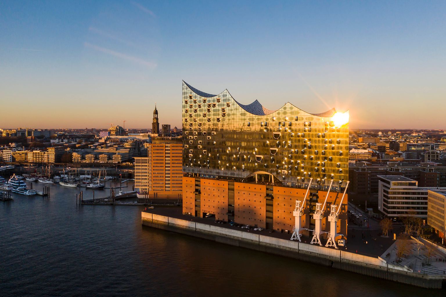 Seit fünf Jahren nun schon strahlt die Elbphilharmonie über dem Hamburger Hafen ...