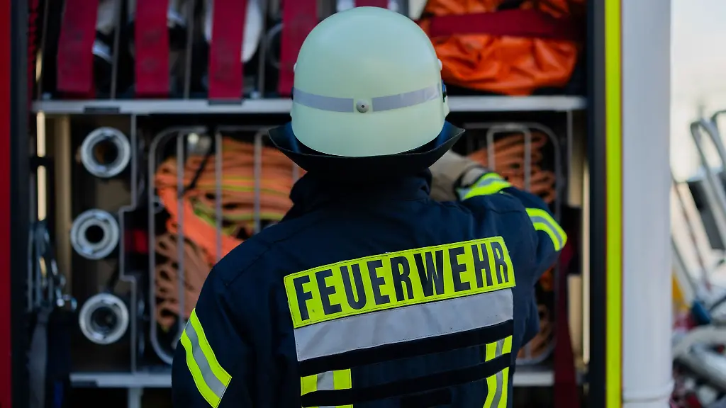 Mit-Kettensaegen-haben-Feuerwehrleute-bei-Muenster-umgestuerzte-Baeume-beseitigt