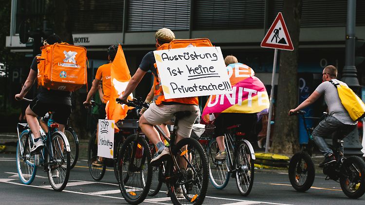 Lieferando erfüllt offenbar zentrale Anliegen seiner Fahrer. Es gibt mehr Geld und das Fahrrad sowie ein Smartphone werden künftig gestellt.