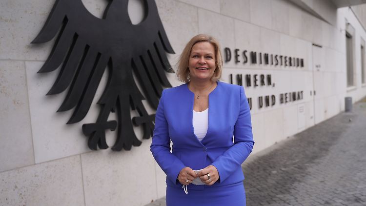 Faeser will Verfassungsfeinde schneller aus dem öffentlichen Dienst entfernen.