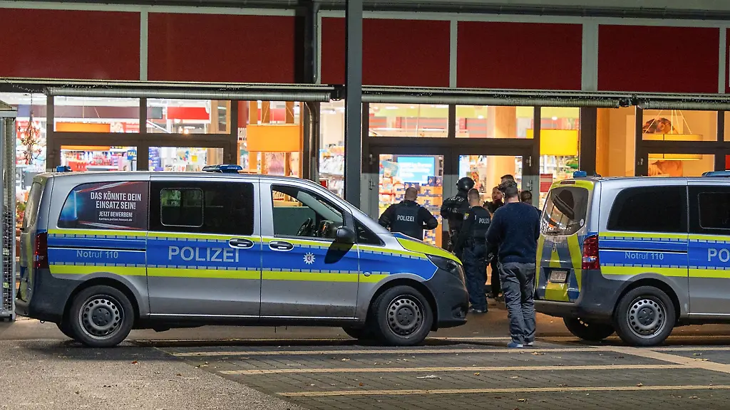 Ein-Mann-hat-Supermarkt-Kunden-angegriffen-und-sich-danach-im-Markt-versteckt
