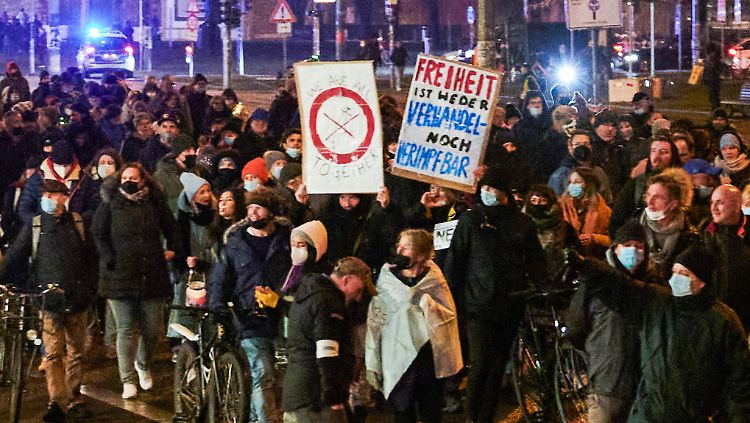 Demo gegen die Corona-Maßnahmen am Berliner Alexanderplatz.