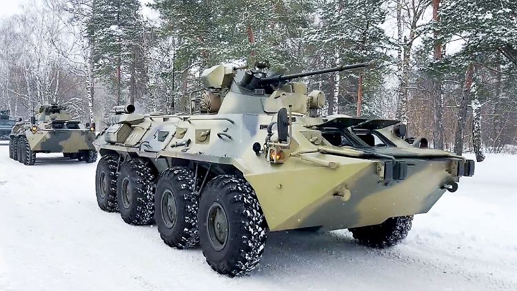 Russische Panzerfahrzeuge vor dem Verladen nach Kasachstan.