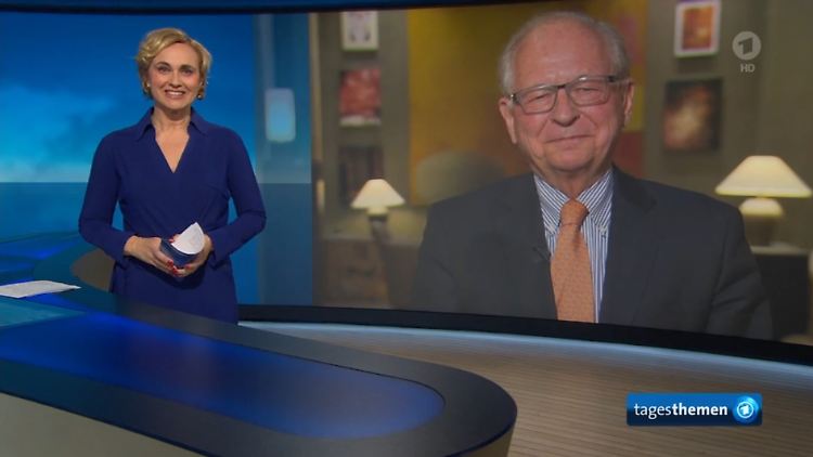 Kann ja mal passieren: Caren Miosga lächelt Wolfgang Ischingers Fauxpas einfach weg.