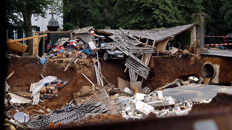 Im Erftstädter Stadtteil Blessem ist Mitte Juli der Boden nahe einer Kiesgrube weggerutscht. Mehrere Häuser wurden mitgerissen.