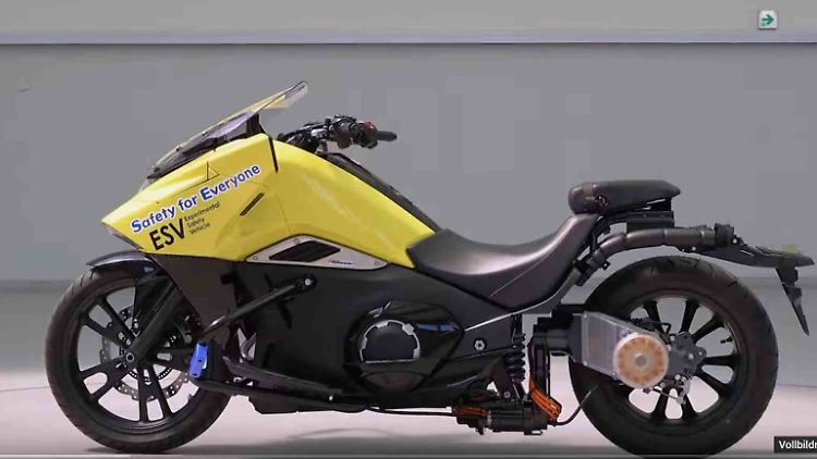Der Honda Riding Assist 2.0 verhindert, dass das Motorrad im Stand und bei langsamer Fahrt ins Kippen gerät.