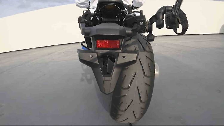 Durch die Neigung des Hinterrades und die damit verbundene Verschiebung der Achsen wird verhindert, dass das Motorrad kippt.