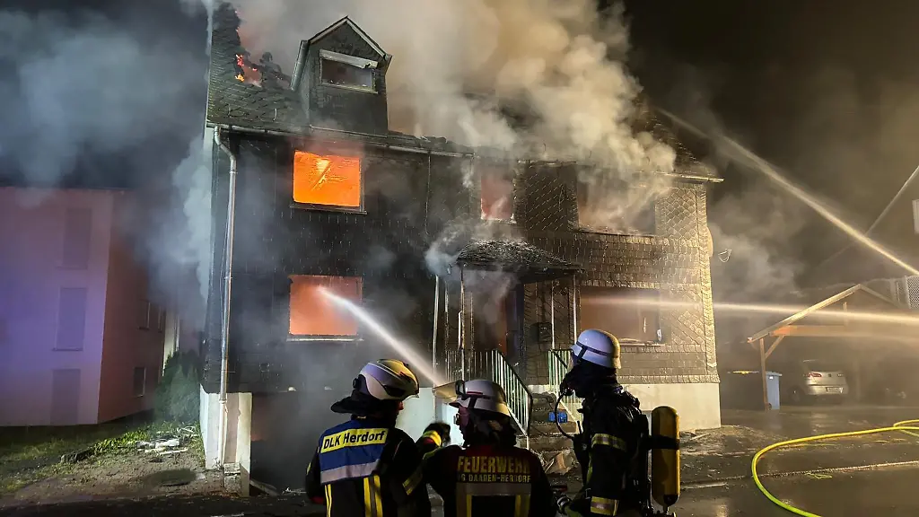 Das-Haus-steht-in-Flammen