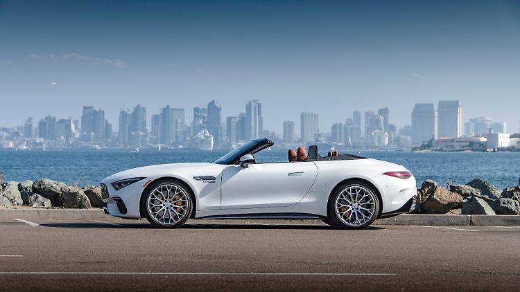 Das Stoffverdeck ist beim Mercedes SL zurück und löst das Metall-Variodach ab.