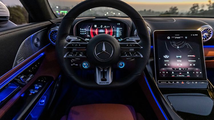 Das Cockpit des Mercedes-AMG SL macht einen sehr schlüssigen Eindruck. Lediglich der Screen in der Mittelkonsole fühlt sich an wie nachgerüstet.