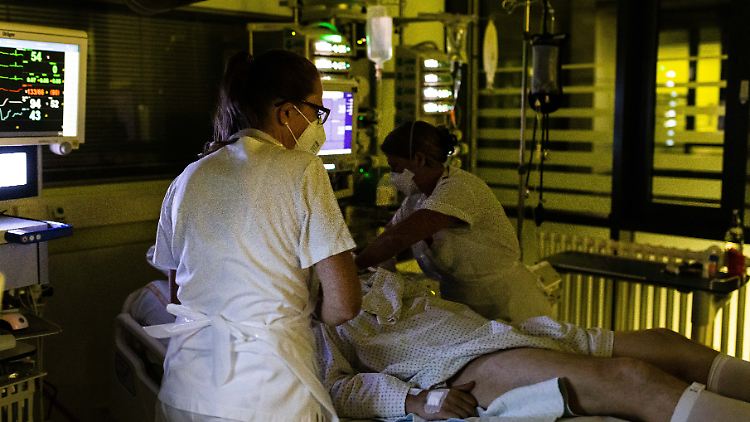 Viele Pflegekräfte arbeiten seit Pandemie-Beginn am Limit.