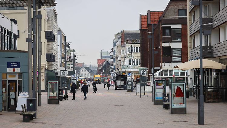 Wenig los auf der Friedrichstraße in Westerland. Viele Restaurants und Hotels haben aufgrund der Omikron-Variante geschlossen.