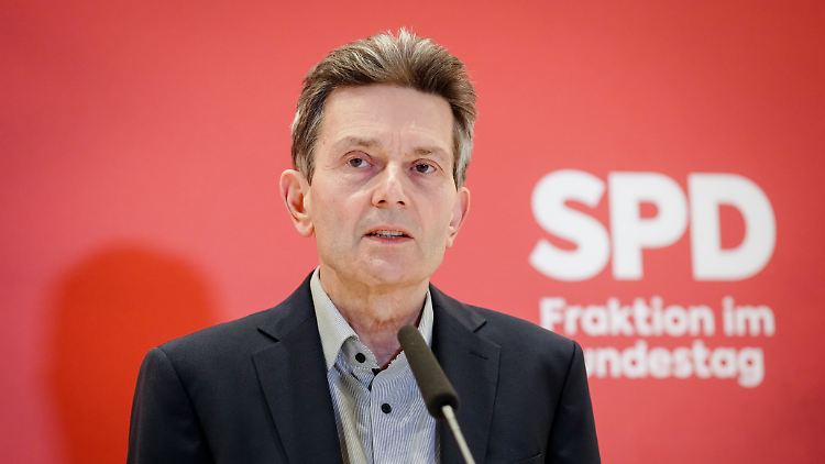 Rolf Mützenich lud grundsätzlich alle Parlamentarier ein, sich an einem gemeinsamen Gruppenantrag zu beteiligen. Die AfD lehnte bereits ab.