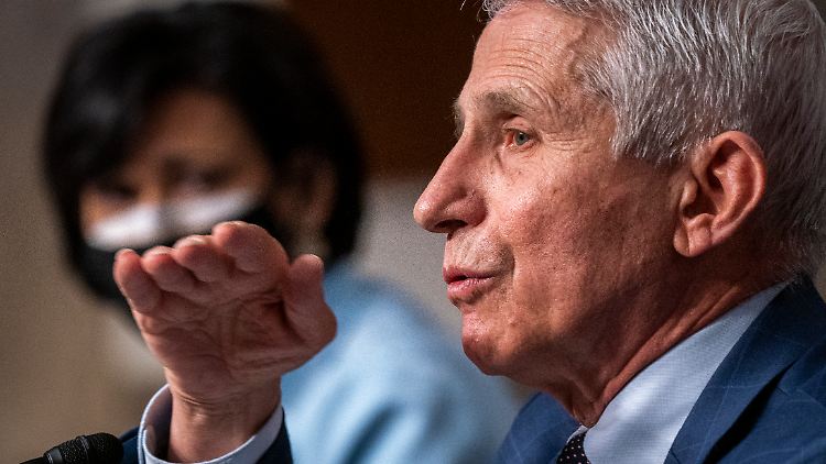 "Mit der außergewöhnlichen und beispiellosen Effektivität der Übertragung wird Omikron letztlich fast jeden finden", sagt Fauci.