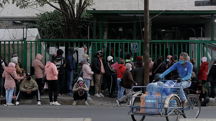 Schlange vor einem Test-Center in Mexiko-Stadt.
