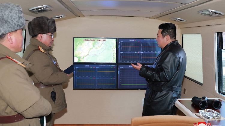 Kim Jong Un verfolgte den Raketentest aus sicherer Entfernung.