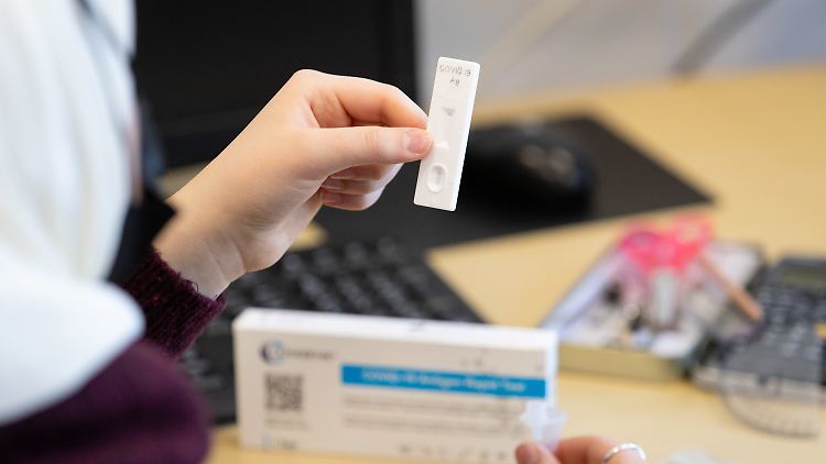 Auch die Selbsttestes gehören zu den Antigentests. Bei einer geringen Viruslast schlagen sie oft nicht an, warnen Experten.