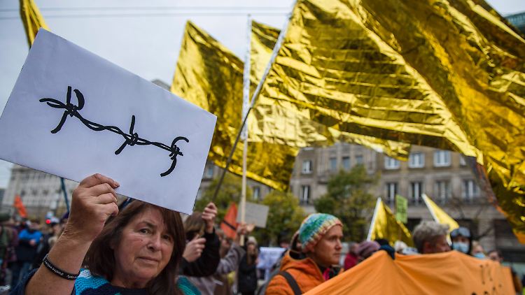 Proteste in Warschau im Oktober: Demonstranten zeigen sich solidarisch mit Geflüchteten an der Grenze zu Belarus und fordern den Stopp von Pushbacks.