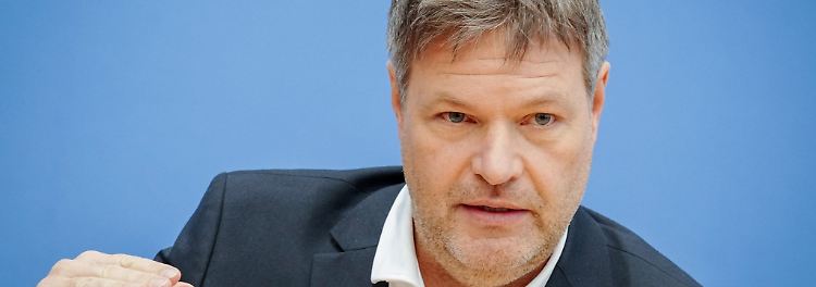 Robert Habeck (Bündnis 90/Die Grünen), Bundesminister für Wirtschaft und Klimaschutz, stellt in der Bundespressekonferenz Sofortmaßnahmen für die Klimaziele der Bundesregierung vor.