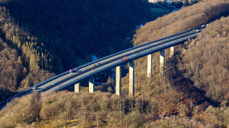 Die gesperrte Talbrücke Rahmede der Autobahn A45 bekommt eine Notverstärkung.